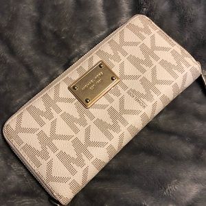 Michael Kors Large Wallet- Cream